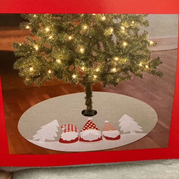 NWT Thick Felt Winter Scenery Christmas Tree Skirts - Picture 5 of 5